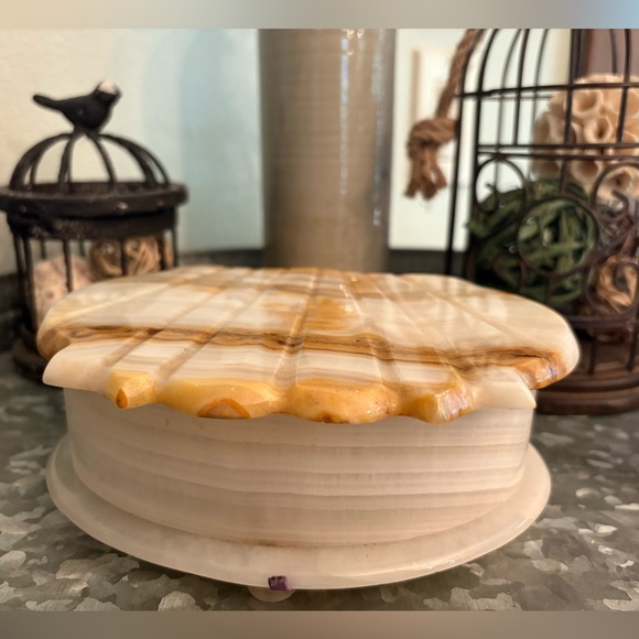 Vintage Onyx Seashell Keepsake Box - Picture 5 of 9